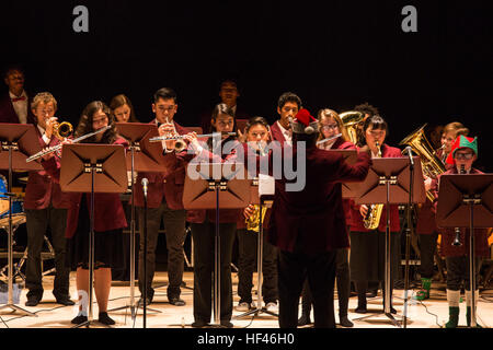 Das Perry Symphonie Band spielt "The Night Before Christmas" während der Betriebsferien Festkonzert in der Sakura Assembly Hall in der Marine Corps Air Station Iwakuni, Japan, 7. Dezember 2016. Das Konzert präsentiert verschiedene Musikgruppen aus M.C. Perry und base Bewohner, Studenten und Mitarbeiter von Suo-Oshima städtische Grundschule, Waki Junior High School und Otake kommunale Ogata Junior High School zusammengebracht. Gäste genossen Aufführungen durch das symphonic Band, Samurai-Chor, Blasorchester, M.C. Perry stimmen, die Pentatonix und das symphonic Band, das Songs so vorgestellt Stockfoto