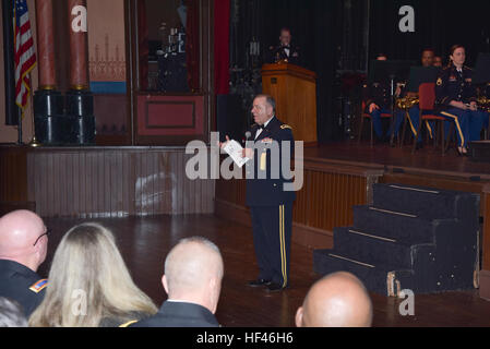 07.12.16 - US Armee Generalmajor Frank Vavala, Adjutant General der Nationalgarde Delaware empfängt seine Gäste den Urlaub Konzert der 287. Army Band im Grand Opera House in Wilmington, Delaware, 7. Dezember 2016. (US Army National Guard Foto von Staff Sgt. James Pernol/freigegeben) Wache Holiday Konzert 120716-Z-GL773-0061 Stockfoto