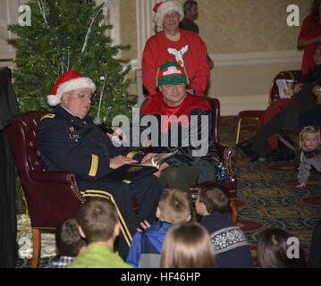 US Armee Generalmajor Frank Vavala, Adjutant General der Nationalgarde Delaware, liest T'was Night Before Christmas, die Kinder während des Konzerts Urlaub von der 287. Army Band in Dover Downs, Dover, Delaware, 8. Dezember 2016. (US Army National Guard Foto von Staff Sgt. James Pernol/freigegeben) — am Dover Downs Hotel & Casino®. Wache Konzert II 161208-Z-GL773-0018 Stockfoto