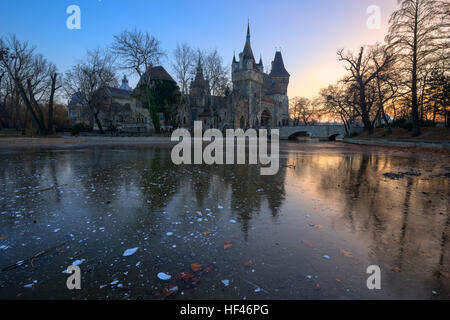 Die Reflexion der Vajdahunyad-Burg auf dem zugefrorenen See in Budapest, Ungarn während des Abends im kalten Winter Stockfoto