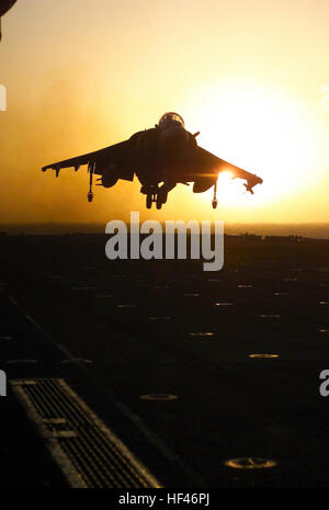 030306-M-0175R-023 Central Command Aufgabengebiet (6. März 2003)--führt eine AV-8 b Harrier Flugbetrieb auf amphibischer Angriff Schiff USS Nassau (LHA-4) während der Durchführung von Missionen zur Unterstützung der Operation Enduring Freedom.  US Marine Corps Foto von Bryan P. Reed Staff Sgt.  (FREIGEGEBEN) US Navy 030306-M-0175R-023, die ein AV-8 b Harrier führt Flugbetrieb auf amphibischer Angriff Schiff USS Nassau (LHA-4) während der Durchführung von Missionen zur Unterstützung der Operation Enduring Freedom Stockfoto