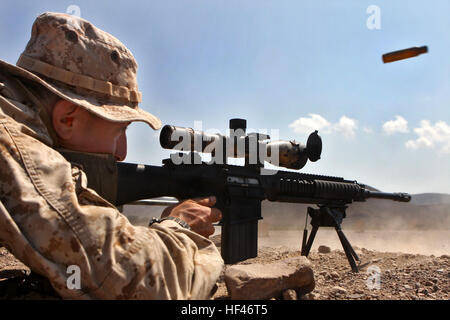 CPL. Scott P. Ruggio, Scout Sniper, Scout Sniper Zug, Sitz und Unterstützungskompanie, Battalion Landing Team 1. Bataillon, 9. Marine Regiment, 24. Marine Expeditionary Unit, feuert seine MK-11 Sniper-Gewehr in der ersten Phase eines dreitägigen Zug Wettbewerbs in Dschibuti März 25. Der Wettbewerb herausgefordert Scout Sniper in Kommunikation, Treffsicherheit und Team-Arbeit in verschiedenen wettbewerbsfähige Relais. Die 24. MEU Marines durchgeführt eine Reihe von Erhaltung und gemeinsame Übungen während ihres Besuchs in Dschibuti. Die 24. MEU ist derzeit auf eine siebenmonatige Bereitstellung an Bord Nassau amphibische R Stockfoto