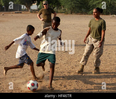 Marines vom 24. Marine Expeditionary Unit der nationalen Schule für den Schutz von Kindern zu besuchen und an ein Fußballspiel in Dschibuti-Stadt 26 März teilnehmen. Service-Mitglieder freiwillig mit Waisenkindern aus der Schule im Rahmen des Camp Lemonier Gemeinschaftsprojekt Beziehungen zu interagieren. Space-Marines und Matrosen der 24. MEU führen eine Reihe von Erhaltung und gemeinsame Übungen während ihres Besuchs in Dschibuti. Die 24. MEU ist derzeit auf ihren sieben Monaten Einsatz und dient als das Theater reservieren Kraft für Central Command. Community Relations - Dschibuti Schule Fußball-Spiel DVIDS Stockfoto