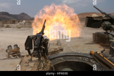 M1A1 Abrams Kampfpanzer aus Tank Platoon Alpha Company, Battalion Landing Team 1. Bataillon, 9. Marine Regiment, 24. Marine Expeditionary Unit, entlädt sich eine 120mm Runde gegen einen Tank Rumpf während einer live-Feuer-Reihe in Dschibuti, Afrika, März 30. Marinebehälter Besatzungsmitglieder beschäftigt verschiedene Ziele neben dem französischen 13. fremde Legion Demi-Brigade als Teil einer gemeinsamen Übung.  Die 24. MEU ist derzeit dient als das Theater Kraft für Central Command während seiner sieben Monate Bereitstellung auf den Schiffen, Nassau amphibische bereit Gruppe reservieren. Tank Platoon und Franzose-Fremdenlegion Tank-Reichweite DVIDS2665 Stockfoto