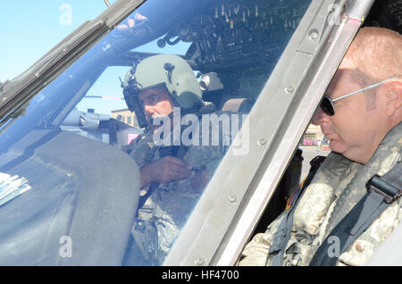 Kalifornien Army National Guard Chief Warrant Officer Two Scott Smith und Bryan Bartucci aus dem 1-140. Aviation Bataillon (Air Assault), mit Sitz in Los Alamitos, fliegen ihre UH-60 Black Hawk, 29. August 2013, von Mather Flight Facility der Dip-Website am See Cherry dam gerade westlich von Yosemite-Nationalpark, 16 verschiedenen Eimer Drop Seiten fünf Minuten entfernt. Die Piloten einziehen, unter der Regie von Cal Fire Manager, Feuer Capt John Zuniga, die Flecken US Forest Service Feuerwehrleute auf dem Boden und signalisiert Spc. Michael Beatty, Crewchief, fallen die Eimer Wasser in der Nähe wo die Stockfoto