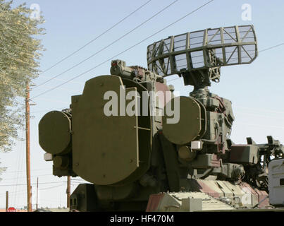 US-Marines untersuchen eine ehemalige sowjetische SA-8 Gecko mobile Boden-Luft-Raketen-System im Marine Corps Air Station Yuma, Arizona, 3. April 2010. Naval Surface Warfare Center, Corona Division Mitarbeiter brachte Ausrüstung, US-Marines und andere Service-Mitglieder, die Teilnahme an Waffen und Taktiken Instructor Kurs 2-10, hosted by Marine Aviation Waffen und Taktiken Squadron 1 zeigen. (U.S. Marine Corps Foto von Sgt. Benjamin R. Reynolds/freigegeben) OSA-radar Stockfoto