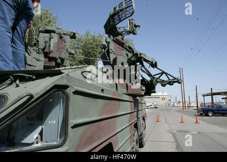 Eine ehemalige sowjetische SA-8 Gecko mobile Boden-Luft-Raketen-System sitzt parkten im Marine Corps Air Station Yuma, Arizona, 3. April 2010. Naval Surface Warfare Center, Corona Division Mitarbeiter brachte Ausrüstung, US-Marines und andere Service-Mitglieder, die Teilnahme an Waffen und Taktiken Instructor Kurs 2-10, hosted by Marine Aviation Waffen und Taktiken Squadron 1 zeigen. (U.S. Marine Corps Foto von Sgt. Benjamin R. Reynolds/freigegeben) Ehemalige sowjetische SA-8 Gecko TELAR Stockfoto