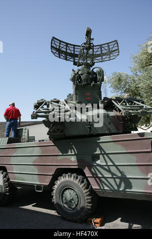 Eine ehemalige sowjetische SA-8 Gecko mobile Boden-Luft-Raketen-System sitzt parkten im Marine Corps Air Station Yuma, Arizona, 3. April 2010. Naval Surface Warfare Center, Corona Division Mitarbeiter brachte Ausrüstung, US-Marines und andere Service-Mitglieder, die Teilnahme an Waffen und Taktiken Instructor Kurs 2-10, hosted by Marine Aviation Waffen und Taktiken Squadron 1 zeigen. (U.S. Marine Corps Foto von Sgt. Benjamin R. Reynolds/freigegeben) Ehemalige sowjetische SA-8 Gecko Stockfoto