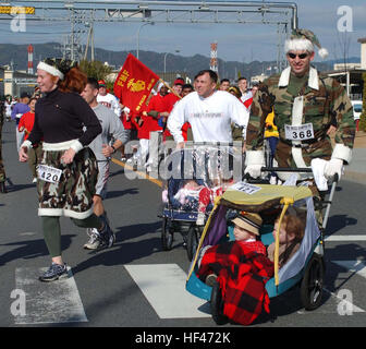 021223-M-9578B-005 Iwakuni, Japan (23. Dezember 2002)--Matrosen, Marines und ihren Familien beteiligen sich an der "2002 Jingle Bell Jog" gesponsert von Marine Corps Community Services an Bord der US-Marine Corps Air Station.  Der Jingle Bell Jog ist eine anderthalb Meile laufen mit Preisen für die besten Kostüme ausgezeichnet.  Die Veranstaltung bietet auch Snacks, Spiele, Gewinnspiele und Spaß für alle Teilnehmer.  US Marine Corps Foto von Lance CPL Alicia J. Brito.  (FREIGEGEBEN) U.S. Navy 021223-M-9578B-005-Matrosen, Marines und ihren Familien zu beteiligen, in dem 2002 Jingle Bell Jog Stockfoto