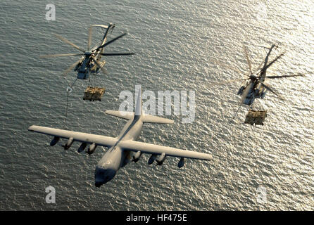 030130-M-0000 X-001 Camp Lemonier, Dschibuti (30. Januar 2003) Ð zwei US-Marinekorps CH-53E Super Stallion-Hubschrauber, Marine schwere Hubschrauber Geschwader-772 (HMM-772) zugewiesen erhalten Kraftstoff aus einer KC-130 Hercules bei jedem Transport High Mobility Multipurpose Wheeled Fahrzeuge (HMMWV) über den Golf von Aden.  Die Reserve-Geschwader in Willow Grove, Pennsylvania, ist momentan angefügt, der 24. Marine Expeditionary Unit spezielle Operationen fähig (SOC), Mission zur Unterstützung des Krieges gegen den Terrorismus unterstützen.  US Marine Corps Foto von CPL. Paula M. Fitzgerald.  (FREIGEGEBEN) U.S. Navy 030130-M-0000 X Stockfoto