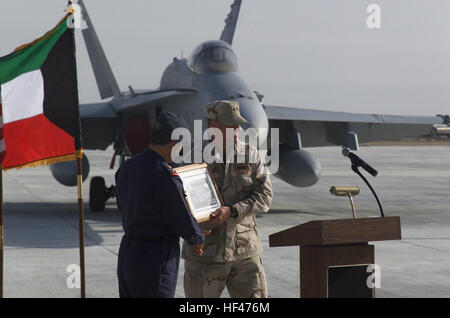 030202-M-5266H-006 Al Jaber Airbase, Kuwait (2. Februar 2003)--Rear Admiral Charles R. Kubic, Kommandant, 1st Marine Division Bau, legt ein Foto von der Seabees Koalition Kräfte Commander. Die Zeremonie markiert den Abschluss der Seabees gebauten Flugzeuge parken Rampe an Al Jaber Airbase Operation Enduring Freedom. US Marine Corps Foto von Sgt. Nicholas S. Hizer. (FREIGEGEBEN) US Navy 030202-M-5266H-006 Zeremonie markiert den Abschluss einer Seabees gebauten Flugzeuge parken Rampe Stockfoto