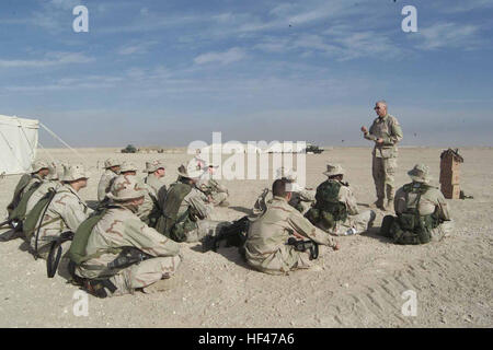 030216-M-9933D-001 Camp Uferzonen, Kuwait (16. Februar 2003)--Marines und Matrosen von der 15. Marine Expeditionary Unit (MEU) anhören Lt. CMdR Michael L. Greenwalt, Kaplan des 15. MEU, rezitieren Passagen aus der Bibel während eines Gottesdienstes. Die Marines werden nach Kuwait zur Unterstützung der Operation Enduring Freedom eingesetzt.  US Marine Corps Foto von Lance Cpl. Matthew J. Decker. (FREIGEGEBEN) US Navy 030216-M-9933D-001 Gebetsgottesdienst Stockfoto