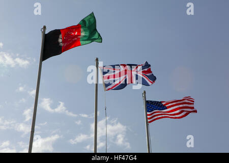 Anschluß-Markierungsfahne der Vereinigten Königreich Wellen in der Afghanistan-Brise zwischen den Vereinigten Staaten und das Afghanistan Fahnen 1 Juni 3rd Marine Aircraft Wing (vorwärts) es in einer am Morgen Farben Zeremonie um den britischen Joint Aviation Group Union mit 3. MAW (FWD) bedeuten ausgelöst.  Diese Neuausrichtung ist in Vorbereitung für die Umstrukturierung des i. Marine Expeditionary Force (vorwärts), da es Regional Command (Südwest) übernahm die Leitung der alle Kräfte in den Provinzen Helmand und Nimruz wird.  Den USA und Großbritannien haben zusammen im Bereich seit Jahren in Betrieb, aber dies ist ein wichtiger Meilenstein als die Stockfoto