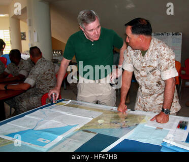 AGADIR, Marokko – Colonel Anthony Fernandez, der Kommandant der Task Force African Lion, briefs Honorable Ray Mabus, Sekretär der US Navy, auf das Layout seiner Kräfte in Marokko während einer in-Brief hier am 5. Juni.  Mabus verbrachte den Tag mit Truppen zur Unterstützung der afrikanischen Löwen 2010, einen Monat lang Theater Sicherheit Zusammenarbeit Übung zwischen der US-Militär und Marokko, gemeinsame und kombinierten Fähigkeiten weiterzuentwickeln.  Etwa 700 Marines und Segler aus Marine Forces Reserve sowie mehrere hundert andere US-Militärangehörige, beteiligen sich an der diesjährigen FIS Stockfoto