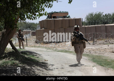 Lance Cpl. Angela Pacheco aus Plumsteadville, Pennsylvania, patrouilliert in den Bereich außerhalb Patrol Base Jaker in Nawa District, Provinz Helmand, Afghanistan. Pacheco wird die Frauenmannschaft Engagement mit 3. Bataillon, 3. Marine Regiment, Regimental Combat Team 7 zugewiesen. Das Team besucht oft ländliche Dörfer um Zugang zu den Frauen, verdienen ihr Vertrauen und Zusammenarbeit, Medizin- und Wiederaufbau Bedarf ermitteln und Informationen sammeln. Arzu Studio Hoffnung DVIDS287334 Stockfoto