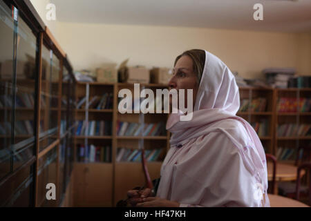 Connie Duckworth, Gründer von Arzu Studio Hoffnung, Blicke über die Bücher in der Bibliothek in den neu renovierten Frauenzentrum in Lashkar Gah, Afghanistan am 8. Juni. Duckworth besucht Helmand Provinz zur Vermessung potenzielle Standorte um Operationen wie das Frauenzentrum in Bamiyan, Afghanistan zu erweitern.  Das Frauenzentrum beschäftigt Weberinnen, High-End-gewebte Teppiche schaffen. Für Arzu arbeiten, Vertrag Frauen einen Zustimmung zu all ihren Kindern bis zum Alter von 15 Jahren in die Schule schicken und Alphabetisierungskurse, sich selbst zu nehmen. Auch sind schwangere Frauen und Mütter von Neugeborenen, Transport zu medizinischer Versorgung zu akzeptieren. AR Stockfoto