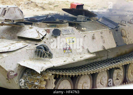 Eine russische Airborne Infantry Fighting Vehicle (BMD-1) liegt, brennen, nach der Zerstörung durch uns Marine Corps (USMC) Charlie Kompanie, 1. Panzerbataillon, nahe am Tubah Hamra, zur direkten Unterstützung der Operation IRAQI FREEDOM. Zerstörte irakische MT-LB Stockfoto