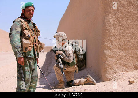 Ein Afghan National Army Soldat steht neben CPL. Greg Deane, Teamleiter mit Charlie Kompanie, 1. Bataillon, 2. Marine Regiment, Regimental Combat Team 2, während eine gemeinsame Sicherheit Patrouille durch den Bereich außerhalb Patrol Base Habib, Juni 14. Trotz der Hitze ging die Marines von Charlie Kompanie und afghanische Soldaten auf Patrouille gegen Mittag zu einem gemeinsamen Auftritt im Ort zeigen. "Werden nur wir draußen unsere Präsenz zeigen" sagte Dean, 22 jährige gebürtige Pinellas Park, Kalifornien, "Es ist heißer als die Hölle raus hier, aber die Menschen sehen uns." Nach heftigen Kämpfen in der Gegend ov Stockfoto