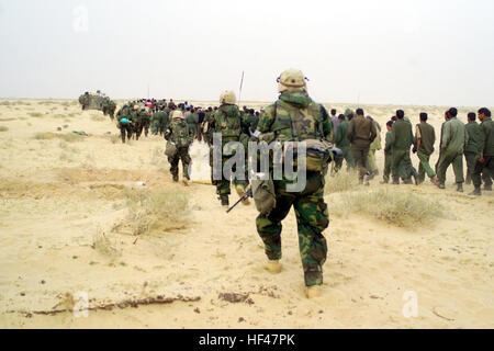 030321-M-3692W-053 US-Marines aus dem 2. Bataillon, 1. Marineregiments Escort eingefangen feindliche Kriegsgefangene, ein Bereich in der irakischen Wüste am 21. März 2003, während der Operation Iraqi Freedom.  Operation Iraqi Freedom ist das multinationale Koalition bemühen, das irakische Volk befreien, Iraks Massenvernichtungswaffen zu beseitigen und das Regime von Saddam Hussein zu beenden.  DoD-Foto von Lance Cpl. Brian L. Wickliffe, US Marine Corps. US-Marines mit irakischen Kriegsgefangenen - 21. März 2003 Stockfoto