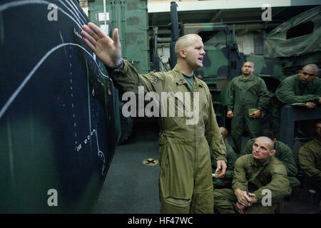 Marines vom 4. Zug, Kompanie C, 3. Angriffsamphibienbataillon, 1. Marine-Division, führten amphibische Operationen von der USS New Orleans in Peru während der Operation Partnership of the Americas durch, eine kombinierte Übung mit Seestreitkräften aus Argentinien, Mexiko, Peru, Brasilien, Uruguay, und Kolumbien am 3. Juli 2010. Stockfoto