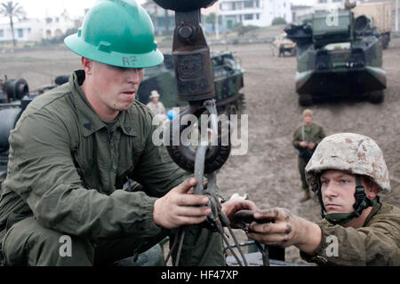 US-Marines mit 4. Platoon, Company C, 3. Assault Amphibian Bataillon, 1. Marineabteilung, verbringen ihre Fourth Of July Reparatur das Getriebe ein Amphibienfahrzeug Angriff am Strand von Ancón, Peru. Das Gerät ist Dock Transportschiff USS New Orleans zur Unterstützung Betrieb Partnerschaft der Amerika/Süd Börse, eine kombinierte amphibische Übung zur Verstärkung der kooperativer Partnerschaften mit maritimen Kräfte aus Argentinien, Mexiko, Peru, Brasilien, Uruguay und Kolumbien in Angriff genommen. Kfz-Instandsetzung in Peru DVIDS296971 Stockfoto