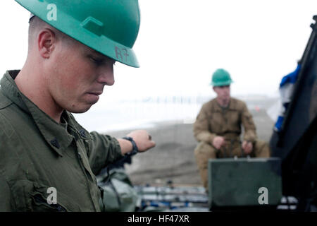 US-Marines mit 4. Platoon, Company C, 3. Assault Amphibian Bataillon, 1. Marineabteilung, verbringen ihre Fourth Of July Reparatur das Getriebe ein Amphibienfahrzeug Angriff am Strand von Ancón, Peru. Das Gerät ist Dock Transportschiff USS New Orleans zur Unterstützung Betrieb Partnerschaft der Amerika/Süd Börse, eine kombinierte amphibische Übung zur Verstärkung der kooperativer Partnerschaften mit maritimen Kräfte aus Argentinien, Mexiko, Peru, Brasilien, Uruguay und Kolumbien in Angriff genommen. Kfz-Instandsetzung in Peru DVIDS296992 Stockfoto