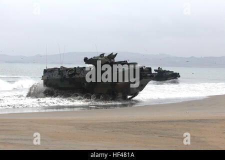 US-Marines mit 4. Platoon, Company C, 3. Assault Amphibian Bataillon, 1. Marineabteilung, drop-off Marines besonderen Zweck Marine Air-Ground Task Force 24 und Militärangehörige aus 10 verschiedenen Nationen an einem Strand in Ancón, Peru, am 7. Juli beigemessen. Das Gerät ist Dock Transportschiff USS New Orleans zur Unterstützung Betrieb Partnerschaft der Amerika/Süd Börse, eine kombinierte amphibische Übung zur Verstärkung der kooperativer Partnerschaften mit maritimen Kräfte aus Argentinien, Mexiko, Peru, Brasilien, Uruguay und Kolumbien in Angriff genommen. Partnerschaft von der Amerika-Süd Austausch 201 Stockfoto