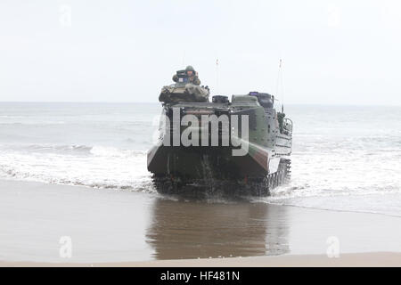 Marines vom 4. Zug, 3. Angriff Amphibienbataillon steigen am Ancon Beach, Peru, von der USS New Orleans aus für eine multinationale amphibische Übung aus, die die Zusammenarbeit mit regionalen Seestreitkräften verbessert. Stockfoto