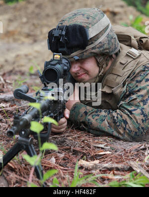 PFC. Dillon R. Carter aus East Haddam, Connecticut, MG-Schütze, Übung Ostindien-Kompanie, 3. Bataillon, 2. Marine Regiment 2. Marine-Division, Scans der Baumgrenze aus seinem kämpferischen Loch während ein Bataillon Feld 16 Mai. Der einwöchigen Trainingsvorgang konzentrierte sich auf die Bewertung der kleinen Einheit Führungskräfte und ihre Teams um die Grundlage für den Aufbau stärker Trupps zu setzen. Marine Einsatztrupp Training schafft Bausteine für bessere Bataillon DVIDS583752 Stockfoto