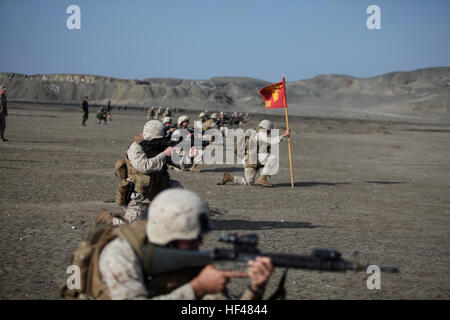 US-Marines mit speziellen Zweck Marine Air-Ground Task Force 24 führen einen Strand-Angriff mit peruanischen Marines nach dem Aussteigen aus amphibische Fahrzeuge, 3. Assault Amphibian Bataillon in Salinas, Peru, 11. Juli 2010 zugewiesen. Das Gerät ist zur Unterstützung Betrieb Partnerschaft der Amerika/Süd Börse, eine kombinierte amphibische Übung zur Verstärkung der kooperativer Partnerschaften mit maritimen Kräfte aus Argentinien, Mexiko, Peru, Brasilien, Uruguay und Kolumbien Dock Transportschiff USS New Orleans (LPD 18) eingeschlagen. (DoD Foto von CPL. Brian J. Slaght, US Marine Corps / Stockfoto