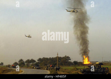 Zwei uns Marine Corps (USMC) AH-1W Super Cobra Hubschrauber bietet enge Luftunterstützung während ein Feuergefecht zwischen Elementen D/Company, 1st Light Armored Reconnaissance Battalion (LAR) und irakischen Truppen in einen Hinterhalt von irakischen Soldaten im Norden des Irak, während der Operation IRAQI FREEDOM. Zwei USMC AH-1W bietet Luftunterstützung während der Operation IRAQI FREEDOM Stockfoto