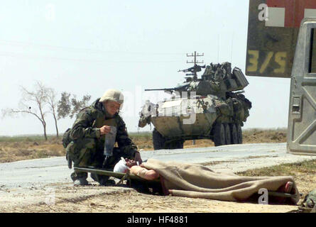 030402-M-3138H-006 zentrale Befehl Zuständigkeitsbereich (2. April 2003)--Hospital Corpsman 3. Klasse Christopher Pavicek aus Escondido, Kalifornien, bietet Hilfe für einen verwundeten irakische Soldaten nach einem Feuergefecht mit 1st Light Armored Reconnaissance Battalion außerhalb der Stadt von Nu'maniyah zur Unterstützung der Operation Enduring Freedom. Operation Iraqi Freedom ist das multinationale Koalition bemühen das irakische Volk zu befreien der irakischen Massenvernichtungswaffen beseitigen und das Regime von Saddam Husseins Irak zu beenden.  Foto: U.S. Marine Corps Gunnery Sgt. Erik S. Hansen.  (FREIGEGEBEN) US Marine 030402-M-3138 h- Stockfoto