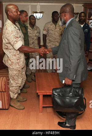 Gunnery Sergeant Felder Domond, gebürtig aus Port de Prince, Haiti, trifft mit haitianischen Bürgermeister von Port de Paix, Guillet Salvador, während seines Besuchs in Miami, Florida, an Bord der USS Iwo Jima am 20. Juli 2010. Space-Marines und Segler sind zur Unterstützung der Operation anhaltende Versprechen 2010, humanitäre Hilfe und Katastrophenschutz, Karibik, Mittel- und Südamerika bieten bereitstellen. Weiterhin Versprechen 2010 DVIDS302325 Stockfoto