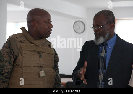 Gunnery Sergeant Felder Domond, gebürtig aus Port-au-Prince, Haiti, spricht mit Guillet Salvador, Bürgermeister von Port-de-Paix, Haiti, über die Missionen, die in Haiti, Juli 24 durchgeführt werden soll. Salvador und Haiti Nationalpolizei führte Marines und Matrosen zu verschiedenen Mission Standorten in Port-de-Paix in Vorbereitung für militärisches Personal und nicht-Regierungs-Beamten bürgerlichen humanitärer als Teil der Operation anhaltende Versprechen 2010 durchzuführen. USS Iwo Jima Marines, Matrosen beginnen Bereitstellung auf haitianischen Boden DVIDS303361 Stockfoto