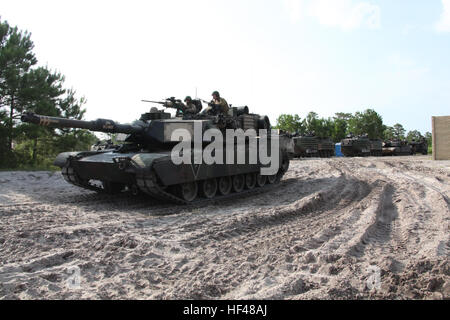 Ein M1A1 Abrams-Panzer und mehrere Assault Amphibian Fahrzeuge mit Waffen Firma, 26. Marine Expeditionary Unit, bieten Sicherheit außerhalb der Mauern von einem simulierten Dorf bei einem Vorschuss Kraft Betrieb und amphibische Übung an Bord Camp Lejeune, North Carolina, 22. Juli 2010. Die Übung war eine Chance für 26. Marine Expeditionary Unit, Partnerschaften mit ausländischen Militärs im Rahmen der Operation Auriga 10, eine bilaterale Übung mit dem Vereinigten Königreich. (Foto: offizielle USMC von Lance Cpl. Santiago G. Doppelpunkt Jr.) (Freigegeben) Amphibious Assault - Auriga 10 DVIDS306245 Stockfoto