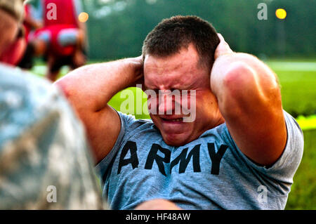 Sgt David W. Rider, ein 2010 Army Reserve beste Krieger Konkurrent und praktische Krankenschwester aus Strongsville, Ohio, zugewiesen, Bravo Company, 256. Combat Support Hospital, Grimassen während der Push-up-Veranstaltung während der Einnahme der Armee körperliche Fitness-Test am Fort McCoy, Wisconsin, USA, 26. Juli 2010. Flickr - DVIDSHUB - Army Reserve 2010 besten Krieger Wettbewerb Armee körperliche Fitnesstest Stockfoto