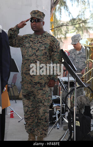 Gunnery Sergeant Felder Domond, gebürtig aus Port-au-Prince, Haiti, und Versorgung Chef mit Bekämpfung der Logistik Regiment 27, Logistik Combat Element der Special-Purpose Marine Air-Ground Task Force anhaltende Versprechen 2010, macht einen Gruß an die Haiti Nationalhymne während einer Freundschaft-Zeremonie in Port-de-Paix, Haiti, 2. August 2010. Domond diente als kreolische Übersetzer für die USS Iwo Jima Führer und wichtige Führungspersönlichkeiten von Haiti. Die Marines und Matrosen der CP10 werden derzeit in die Karibik, Mittel- und Südamerika bürgerlichen humanitäre Hilfe und Katastrophenschutz Hilfsmaßnahmen bieten eingesetzt. Marines zu erreichen Stockfoto