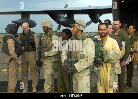 030413-M-3558L-098 Kuwait-Stadt, Kuwait (13. April 2003) Ð US-Marines zugewiesen 3. Light Armored Reconnaissance Bataillons, Blei gerettet US-Kriegsgefangene (POW) aus ein Frachtflugzeug des Marine Corps KC-130 Hercules. Der Flug transportiert die Kriegsgefangenen von einem Flugplatz in der Nähe von Bagdad, Irak, Kuwait-Stadt, Kuwait, nach ihrer Rückführung mit US-Streitkräfte, die Durchführung von Missionen zur Unterstützung der Operation Iraqi Freedom. US Marine Corps Foto von Cpl Michael Leitenberger. (FREIGEGEBEN) UNS Marine 030413-M-3558L-098 US-Marines, des 3rd Licht Armored Reconnaissance Battalion Blei R zugeordnet Stockfoto