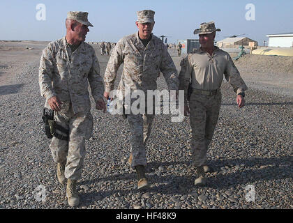 Kommandant des Marinekorps, General James T. Conway, Spaziergänge mit Major General Joseph Osterman, Kommandierender general der 1. Marineabteilung [vorwärts] und Oberstleutnant Scott Leonard, Kommandierender Offizier der 1. Light Armored Reconnaissance Battalion, während eines Besuchs in Combat Outpost Payne, Aug. 18. Während der Kommandant Besuch ging er durch COP Payne, anhalten, um mit Marines in ihrer Arbeit im Bereich sprechen. USMC-100818-M-0246M-001 Stockfoto