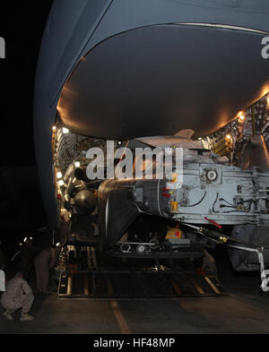 CAMP BASTION, Afghanistan – Marines aus Marine schwere Hubschrauber Geschwader 361, 3rd Marine Aircraft Wing (vorwärts) überwachen ein CH-53E Super Stallion von Marine Medim Tiltrotor Squadron 266 (Stahlbeton), 26. Marine Expeditionary Unit, da es aus einer Luftwaffe c-17 Globemaster III-Frachtflugzeug entladen Aug. 22. HMH-361 Marines aided VMM-266 (Lauf) Marines mit dem Entladevorgang. 3. MAW (Fwd) unterstützt 26. MEU auf dem Weg nach Pakistan DVIDS311997 Stockfoto