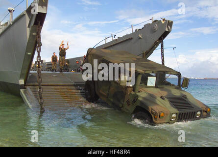 030426-M-4330P-003 inneren Apra Hafen, Guam (26. April 2003) - BoatswainÕs Mate 3. Klasse Brandon Schieber zugeordnet Beach Master Unit One, Rücken in ein M998 hohe Mobilität Multipurpose Wheeled Fahrzeug (HMMWV) auf Landing Craft Utility 1634 (LCU) als Teil ihrer Beladung Übungen durchgeführt in inneren Apra Harbor auf Guam während des Trainings Tandem Thrust 2003.  Tandem Thrust 2003 ist eine gemeinsame Übung durchgeführt in den Marianen-Inseln, Guam und Tinian aufzunehmen.  Die Übung ist eine gemeinsame Bemühung Kräfte aus den USA, Kanada und Australien enthalten.  US Marine Corps Foto von SSgt Michael R Picklo.  (R Stockfoto