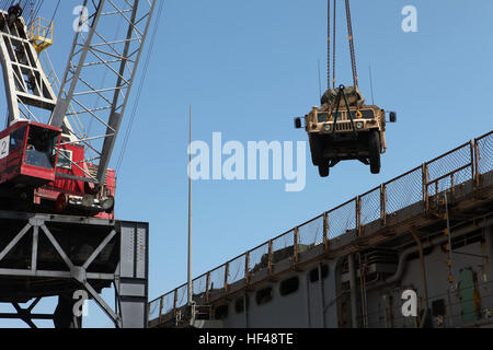 Ein Kran hebt eine M998 hohe Mobilität auf Rädern Mehrzweckfahrzeug auf dem Flugdeck der USS Carter Hall an der Morehead City Port, N.C., 28. August 2010. 26. marine Expeditionary Unit bereitgestellt im späten August an Bord der Schiffe der Kearsarge amphibische bereit-Gruppe reagiert auf einen Auftrag von der US-Verteidigungsminister, Pakistan Flut Hilfsmaßnahmen zu unterstützen. (Foto: offizielle USMC Staff Sgt Danielle M. Bacon / veröffentlicht) OnLoad-Bereitstellung DVIDS314020 Stockfoto