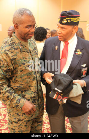 Generalmajor Ronald L. Bailey, Kommandierender general für 1. Marineabteilung, ich Marine Expeditionary Force, erhält Geschenke von Walter Washington, Finanzsekretär für Montford Point Marines, San Diego Kapitel, am zweiten jährlichen schwarz Geschichte Monat Mittagessen, veranstaltet von der National Marine Offiziere Association im Pazifik Ansichten Süd Mesa Club hier, Februar 29. Bailey, der als Gastredner war, hervorgehoben Bailey, mehrere bekannte schwarze Frauen, wie Madame C.J. Walker und Venus und Serena Williams, sowie einige weniger bekannte, aber ebenso wichtig Frauen, darunter Cathay Willia Stockfoto