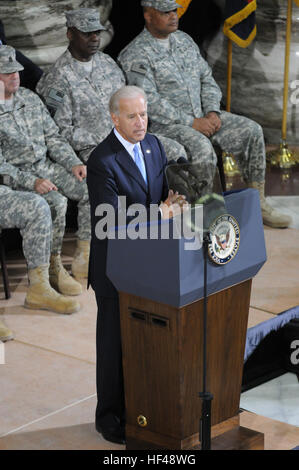 Vize-Präsident Joe Biden spricht die Zielgruppe bei der United States Forces-Irak-Änderung der Befehl Zeremonie, Sept. 1. Gen Lloyd J. Austin III entlastet General Ray Odierno als Kommandeur der USF-ich am selben Tag, die der Beginn der Operation New Dawn und der offizielle Übergang zu Stabilisierungsoperationen gekennzeichnet. Austin führt USF-I in New Dawn DVIDS315672 Stockfoto