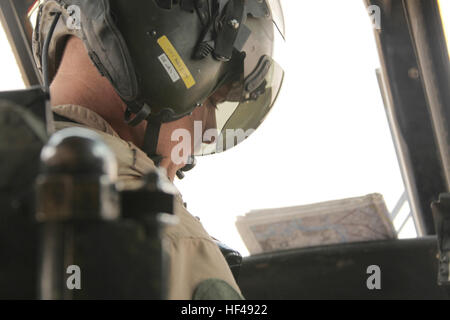 Der Provinz HELMAND, Afghanistan - US Marine Generalmajor Joshua Nelson, ein Mk4 "Sea King" Pilot mit 846 Naval Air Squadron, Commando Helicopter Force in der Royal Navy, prüft seine Flugkarte während einer routinemäßigen Flug nach Forward Operating Base Juno hier 19 September.  Nelson beteiligt sich an das Marine Corps ausländische Personal-Austauschprogramm mit der Royal Navy und werden aktiv in ihren Reihen für etwa drei Jahre.  Ursprünglich ein CH-46E 'Sea Knight' pilot für das Korps, es Nelson hat vier Monate gedauert, der Sea King fliegen zu lernen. US-Marine großen fliegt mit königliche Marine Kräfte in Afghanistan DVID Stockfoto