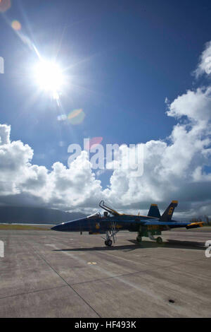 Eine F/A-18 Hornet Kampfjet zugewiesen, die US Navy Flight Demonstration Squadron, die Blue Angels, ruht in der warmen Sonne von Hawaii nach Ankunft auf der Marine Corps Air Station Kaneohe Bay Flightline auf der Marine Corps Base Hawaii, Sept. 21. Das Geschwader, bestehend aus acht F/A-18 Hornet Kampfjets und "Fat Albert Airlines," ihre c-130 Hercules-Transportflugzeuge, ist geplant, um während der Kaneohe Bay Airshow, Sept. 25 bis 26 zu führen. Blue Angels ankommen im Paradies DVIDS321958 Stockfoto