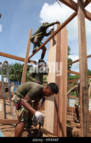 Philippinische Flieger aus dem 355th Aviation Engineering Flügel und US-Marines, die Entwicklungsprozesse der Marine Wing Support Squadron 172 zugewiesen, 1st Marine Air Wing bauen zusätzliche Klassenräume an der Maganday Nobokah Aeta School in Pampanga, Philippinen, 23. September 2010. Das Bauvorhaben ist Teil des amphibischen Landung ausüben (PHIBLEX) 2010, ein bilaterales Training Übung und Sicherheit Hilfsprogramm zwischen dem US-Militär und die Streitkräfte der Philippinen. PHIBLEX soll dafür sorgen, dass Katastrophenhilfe sind schneller, effizienter und effektiver und zu Ergänzung U. Stockfoto