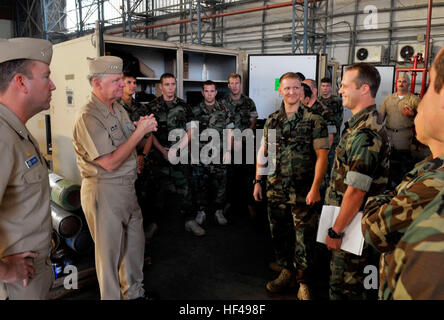 Chief of Naval Operations Admiral Gary Roughead spricht mit Seglern, Explosive Ordnance Mobile Abfallbehälter 8 am Naval Air Station Sigonella zugewiesen. Roughead in Sigonella DVIDS326592 Stockfoto