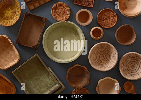 Haufen von hölzernen Küchenutensilien von oben fotografiert Stockfoto