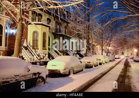 Alten viktorianischen Reihenhäuser und schneebedeckten Autos in einer Wohnstraße in Washington, DC. Stockfoto